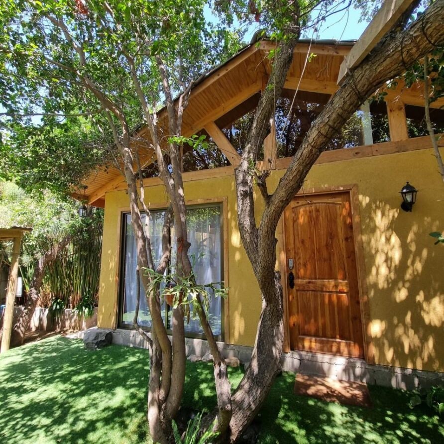 Cabaña Premium con tinaja privada en Olmué — fachada entre árboles