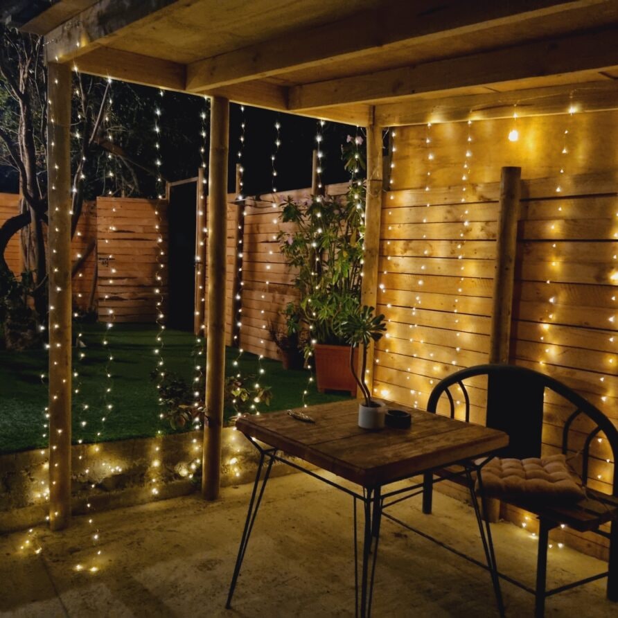 Terraza techada de la Cabaña Premium con luces cálidas, Olmué