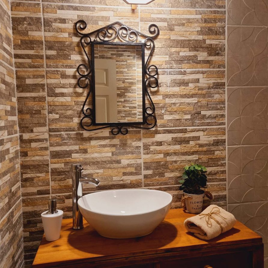 Baño privado de la Cabaña Premium en Olmué — lavamanos sobre mueble de madera