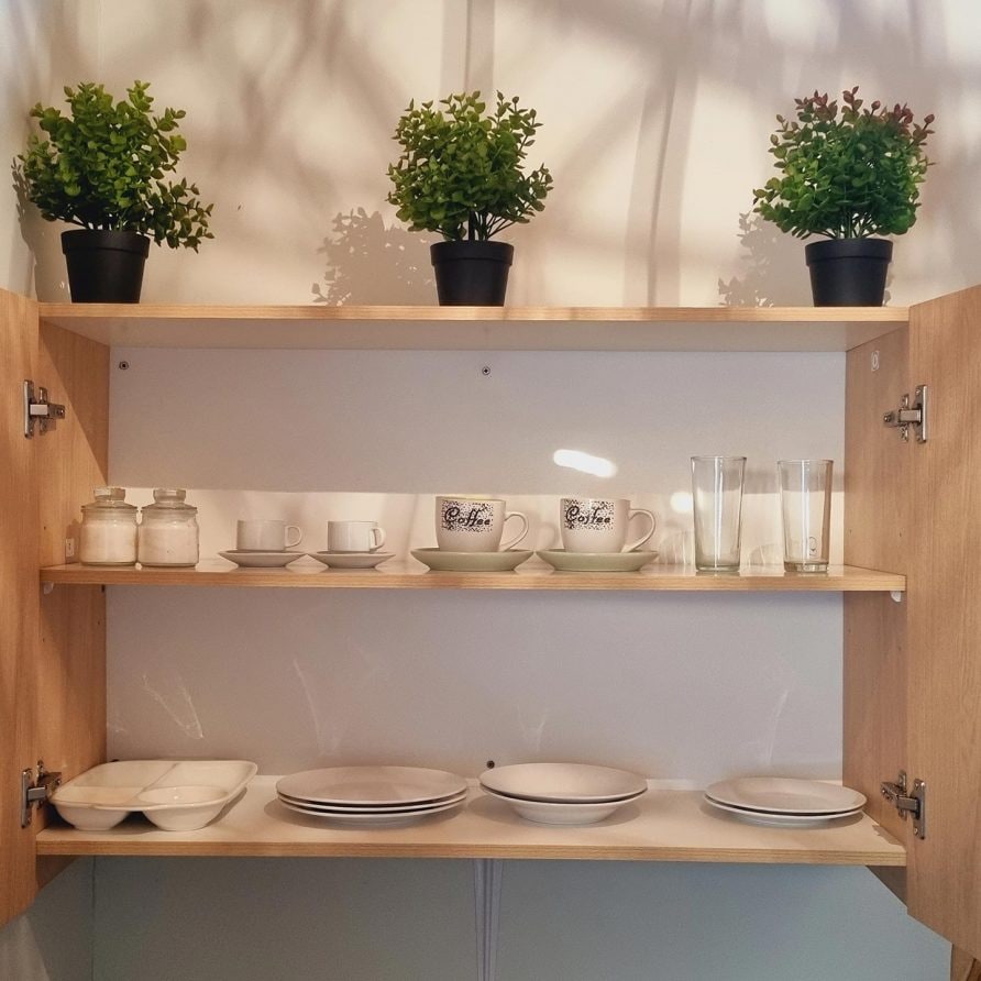 Cocina equipada de la Cabaña Premium en Olmué — vajilla, tazas y cristalería