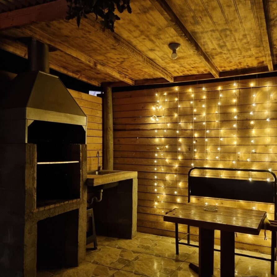 Quincho techado iluminado de noche en Nido La Campana, Olmué
