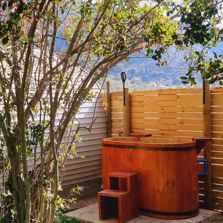 Tinaja privada de madera de la Tiny House en Olmué, con vista a los cerros