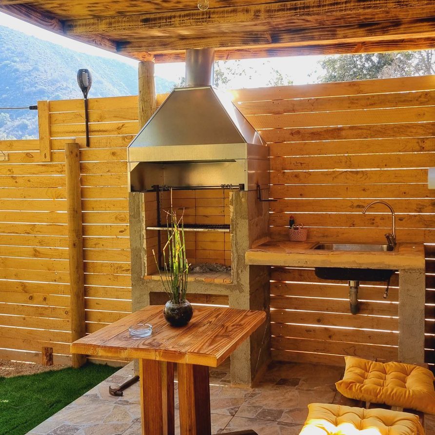 Quincho con parrilla a leña y lavaplatos en Nido La Campana, Olmué, con vista al cerro