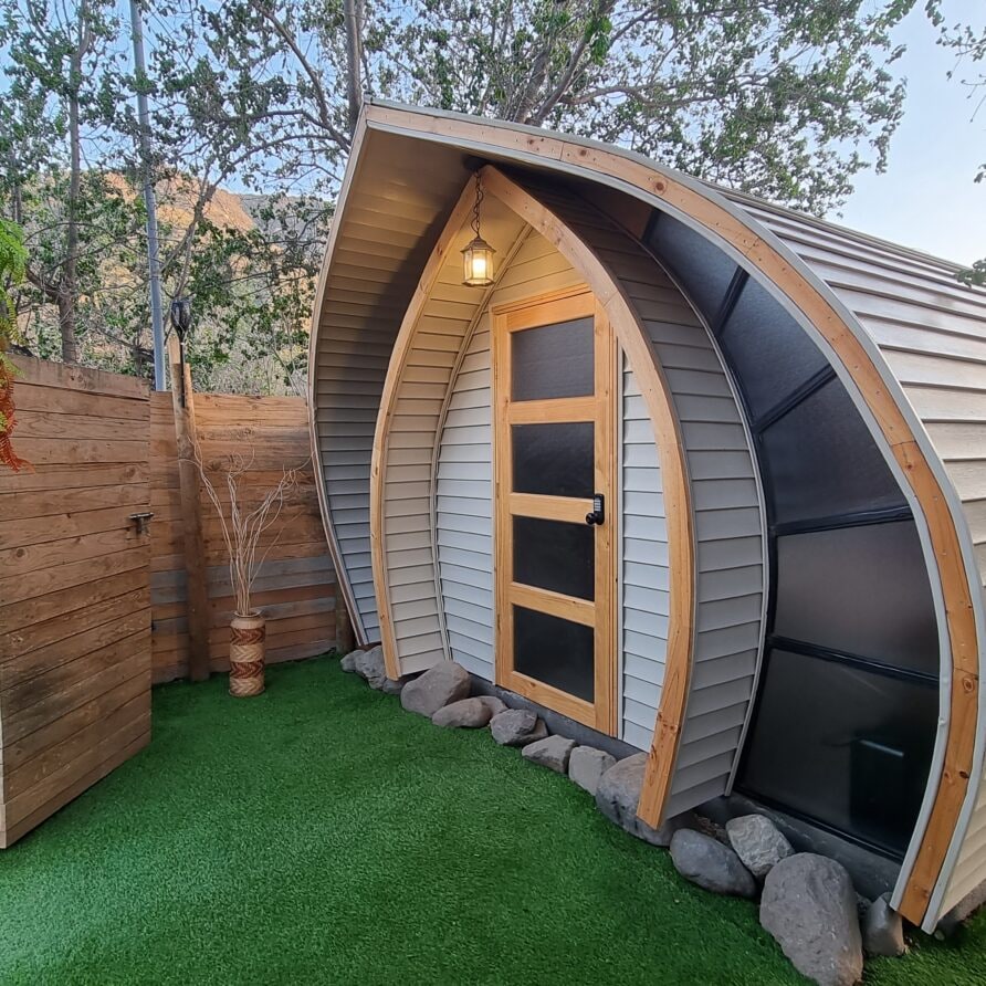 Tiny House con tinaja privada en Olmué — estructura en arco con farol sobre el jardín